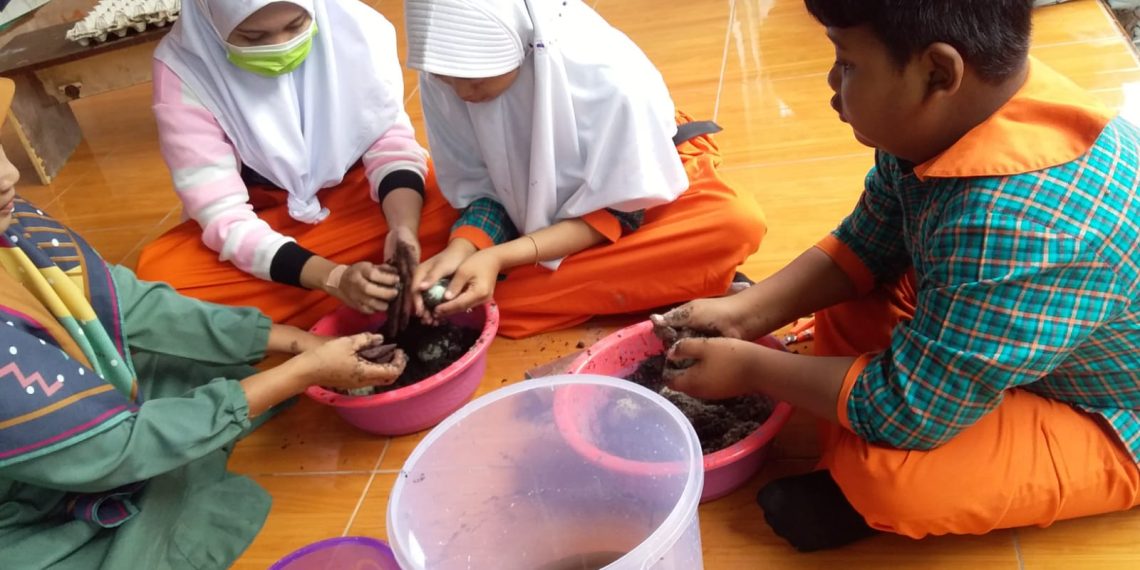 Siswa ABK SLB Akirra 2 Membuat Telur Asin