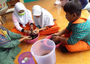 Siswa ABK SLB Akirra 2 Membuat Telur Asin