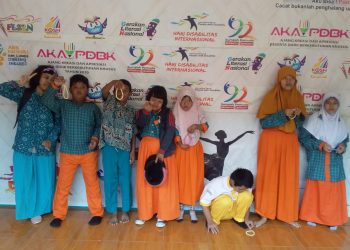 Membuat Tasbih Mengasah Kemampuan Motorik Anak Berkebutuhan Khusus